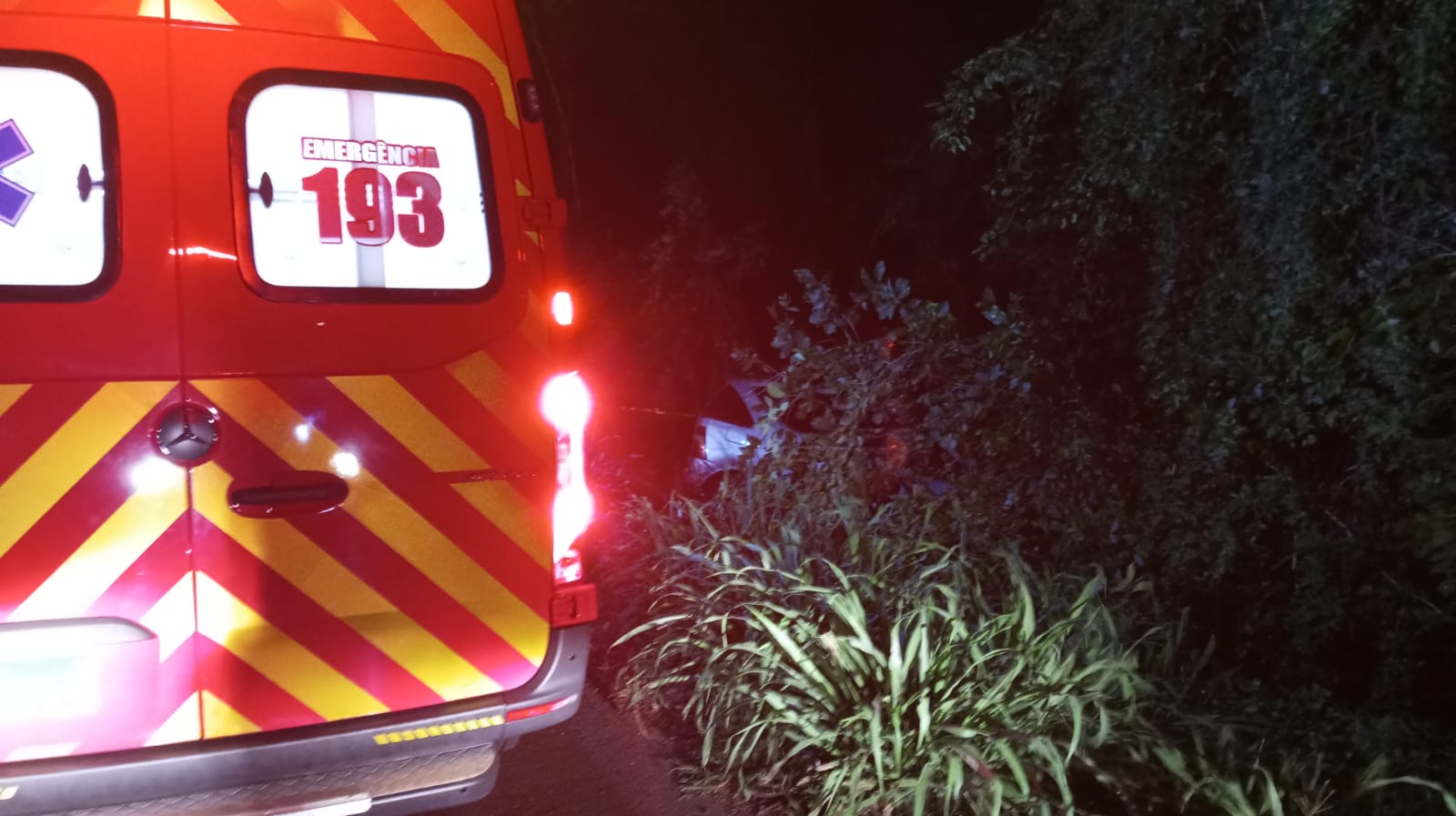 Vítima é socorrida com dores na clavícula após saída de pista em Nova Erechim