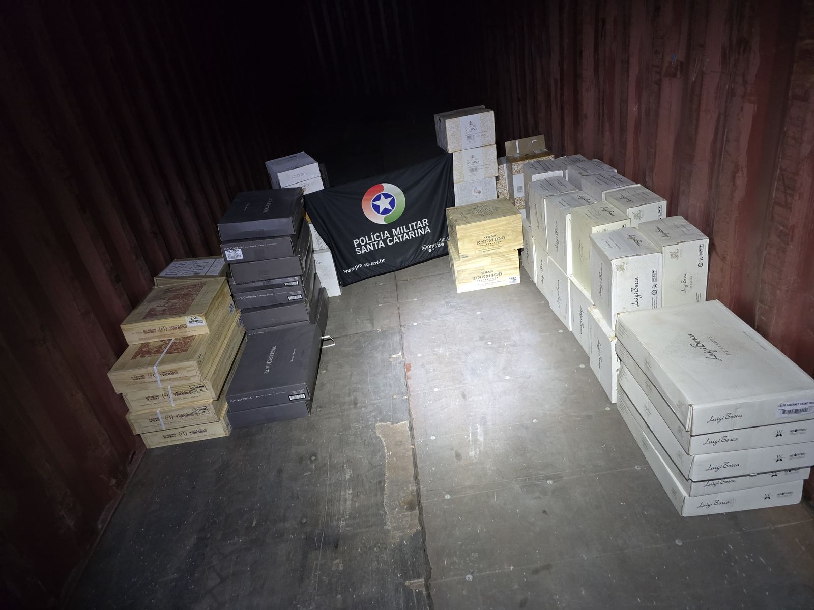 PM encontra 416 garrafas de vinho argentino em Iraceminha