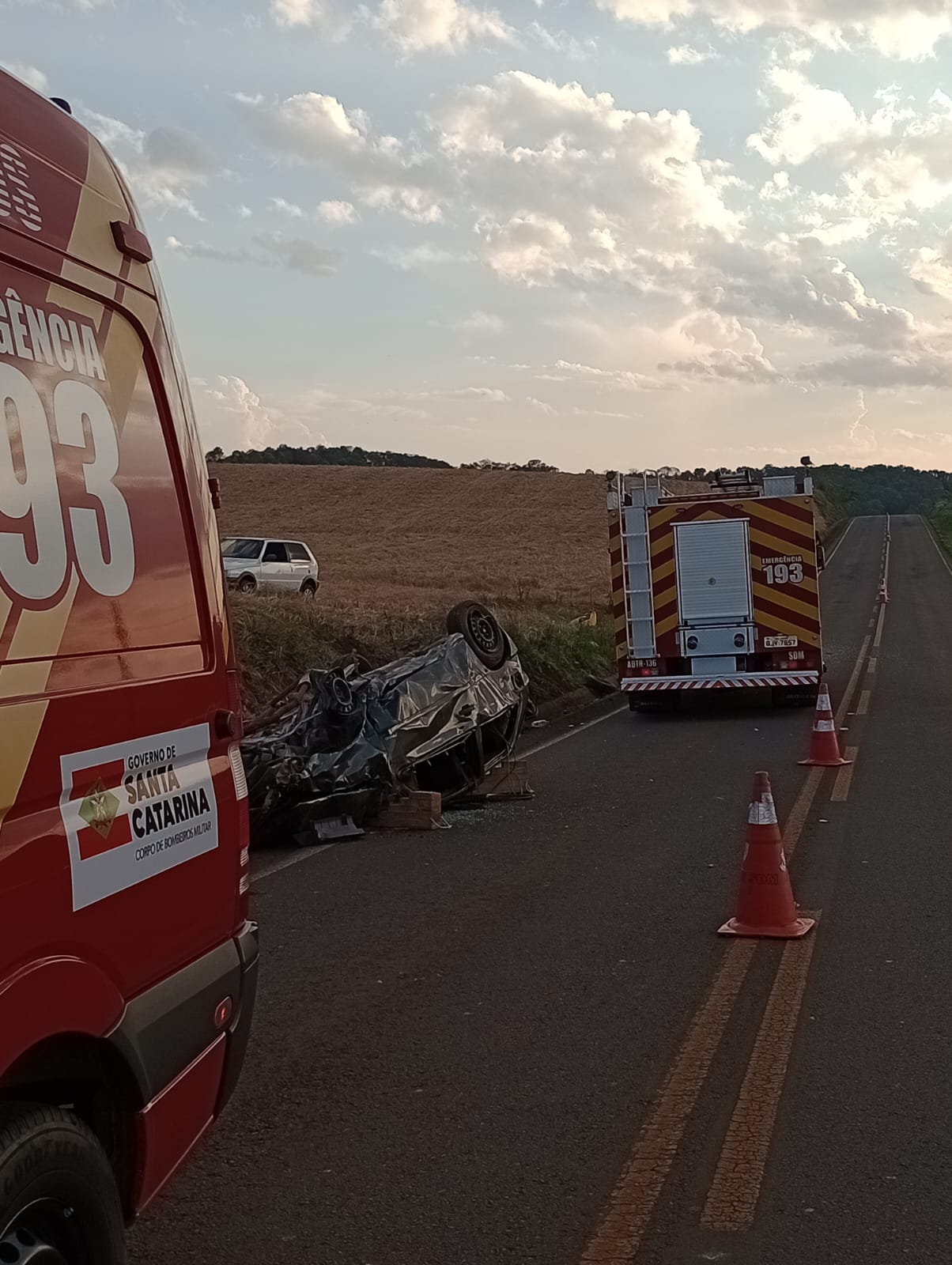 Gol capota após sair da pista na BR-480, em Galvão