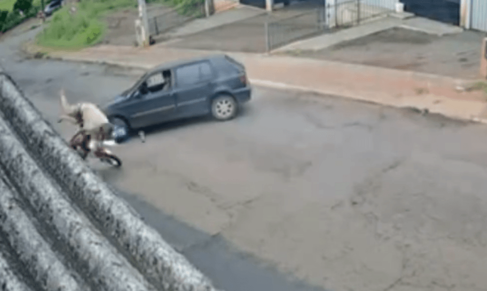 Motociclista é arremessado em violenta batida