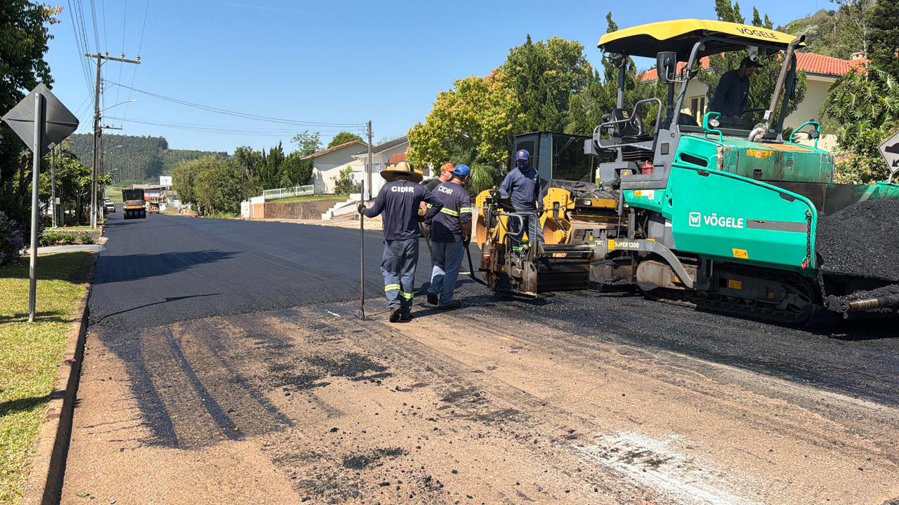 Prefeito Vanderlei Gallina acompanha obras de recapeamento em ruas de Sul Brasil