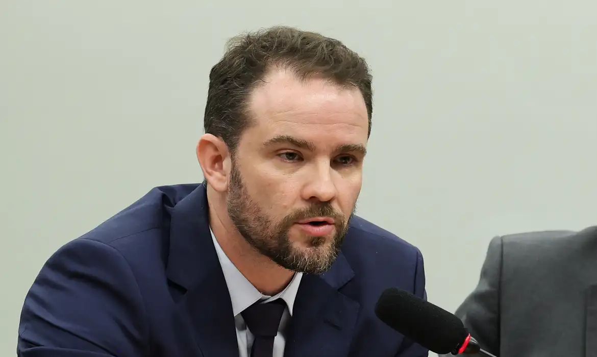Ministro anuncia que governo estuda ajustes para atingir meta fiscal