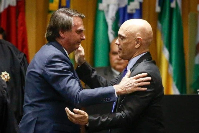 Moraes cobra explicações de Bolsonaro em 24h sobre suposto acesso a vídeo durante prisão domiciliar