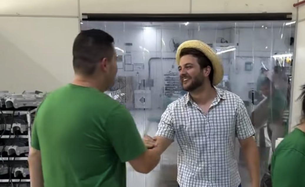 Badin leva humor durante visita à Zagonel