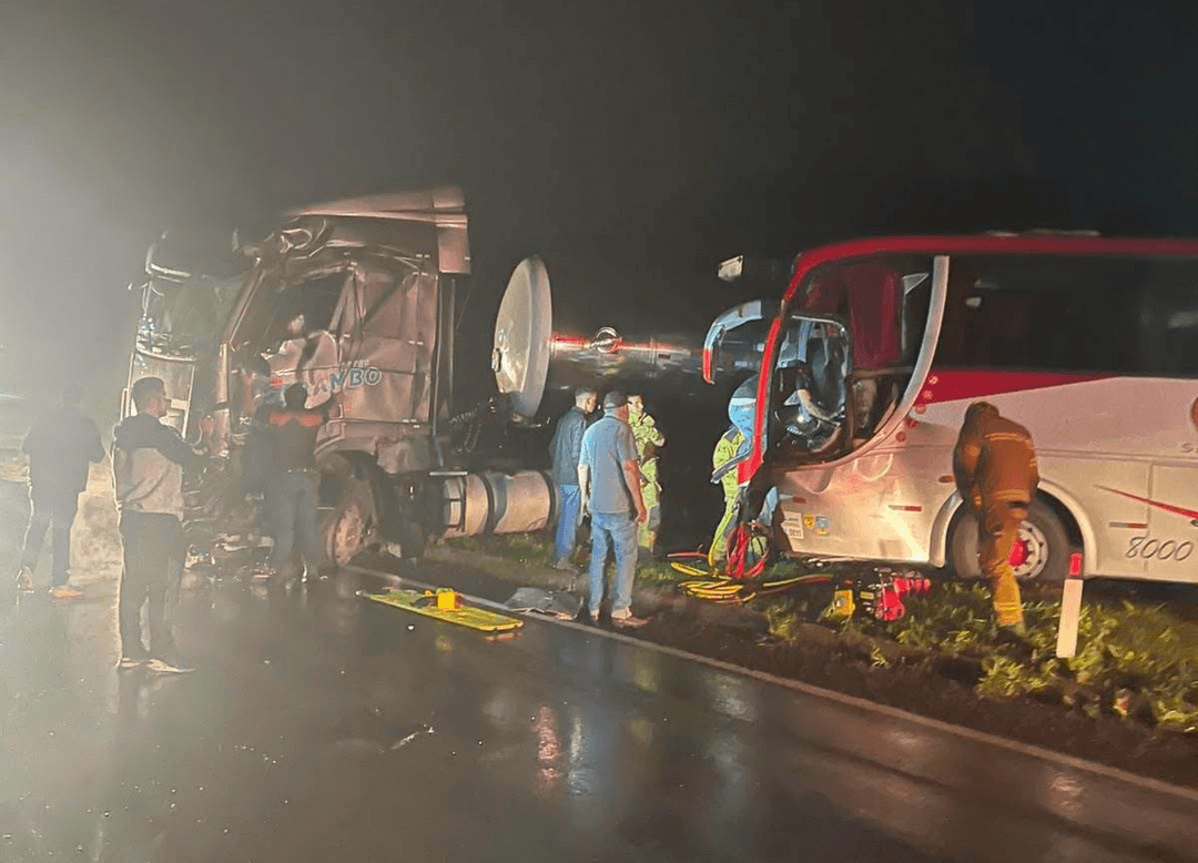 Ônibus e carreta colidem; 18 pessoas ficam feridas