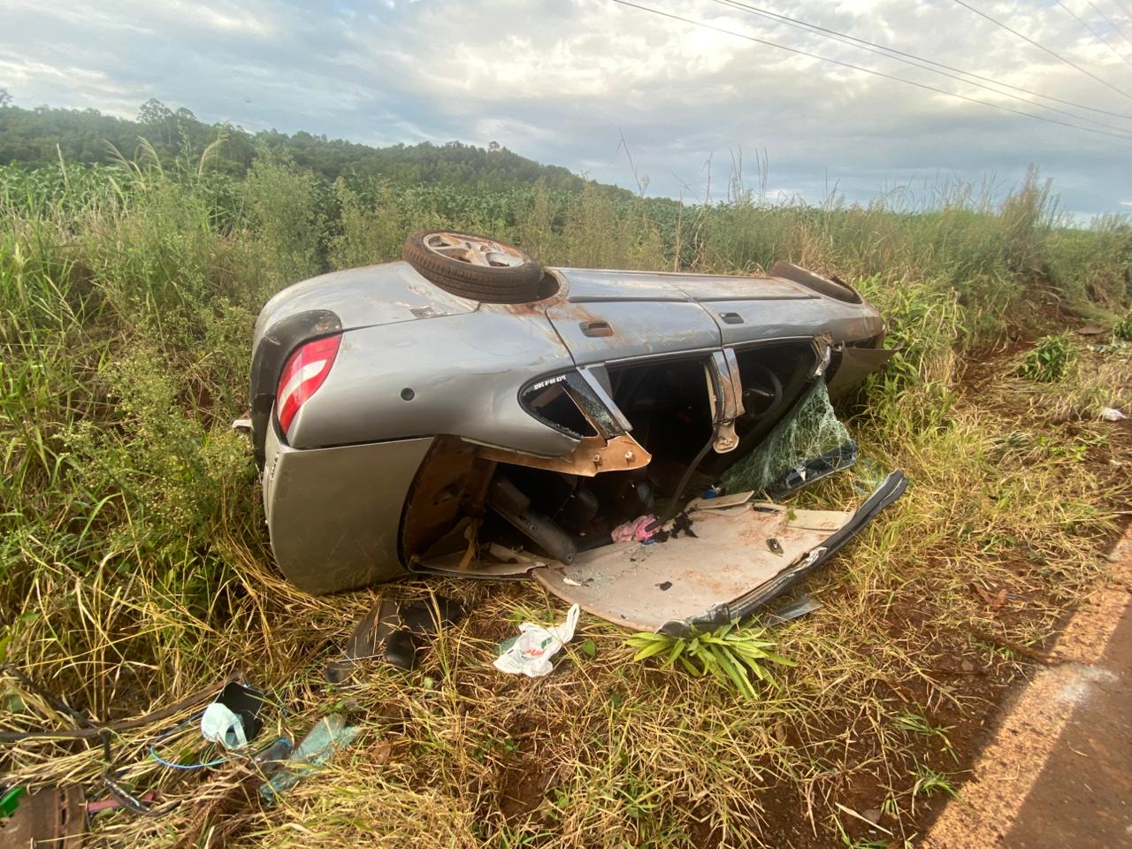 Capotamento deixa duas pessoas encarceradas no interior de Pinhalzinho