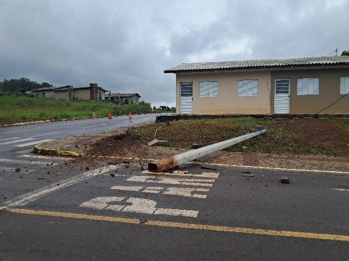 Motorista colide contra poste e estaciona carro a uma quadra de distância