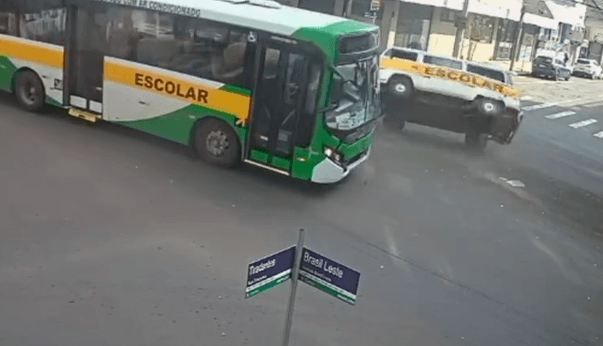 Oito crianças se ferem em grave acidente