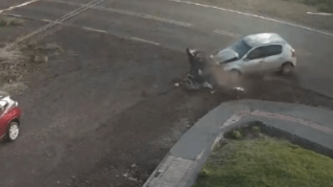 Motociclista é arremessado no Oeste