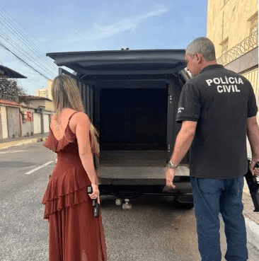 De vestido... salto alto, delegada participa de operação