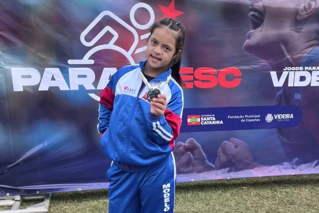 Modelo conquista vice-campeonato estadual em participação inédita no ParaJESC