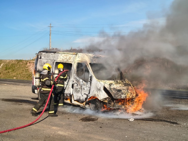 Fogo destrói ambulância durante transporte de criança