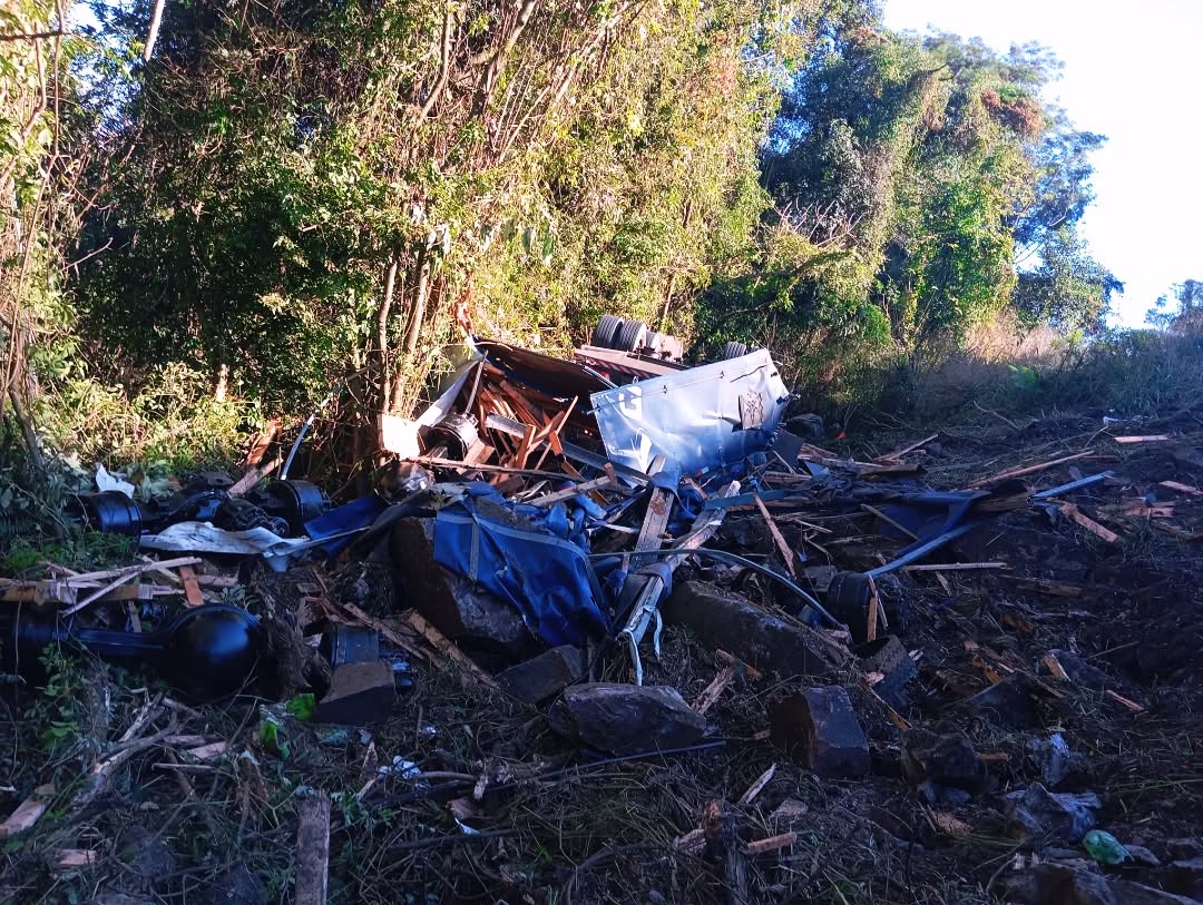 Caminhoneiro pede socorro em carreta acidentada
