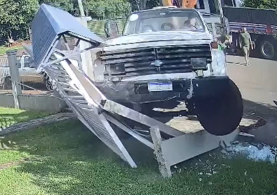 Caminhão "empina"... invadindo residência no Rio Grande do Sul