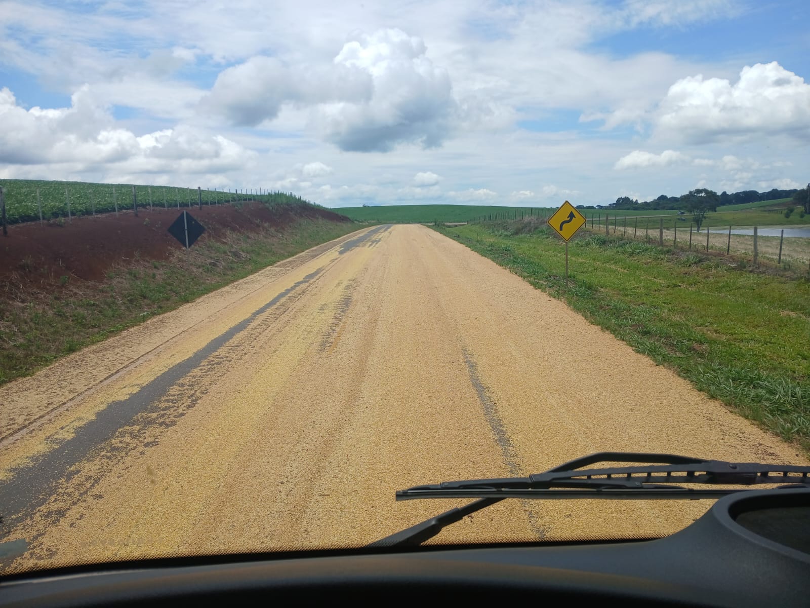 Carga de soja cai na pista na SC-160