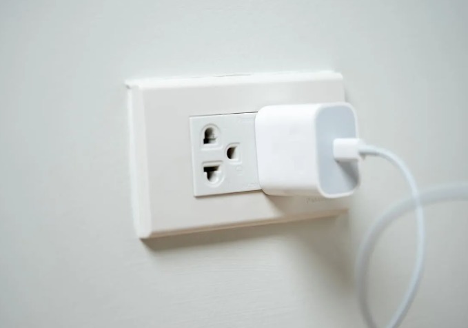 Celesc recomenda retirar alguns eletroeletrônicos da tomada em caso de viagens 