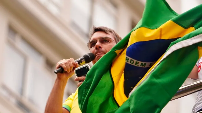 Flávio Bolsonaro atenua críticas ao STF em ato na Avenida Paulista