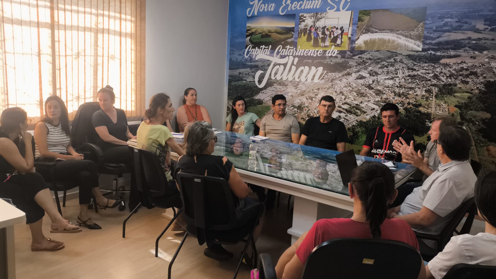 Prefeitura realiza reunião para fortalecer agricultura familiar e ampliar fornecimento à merenda escolar