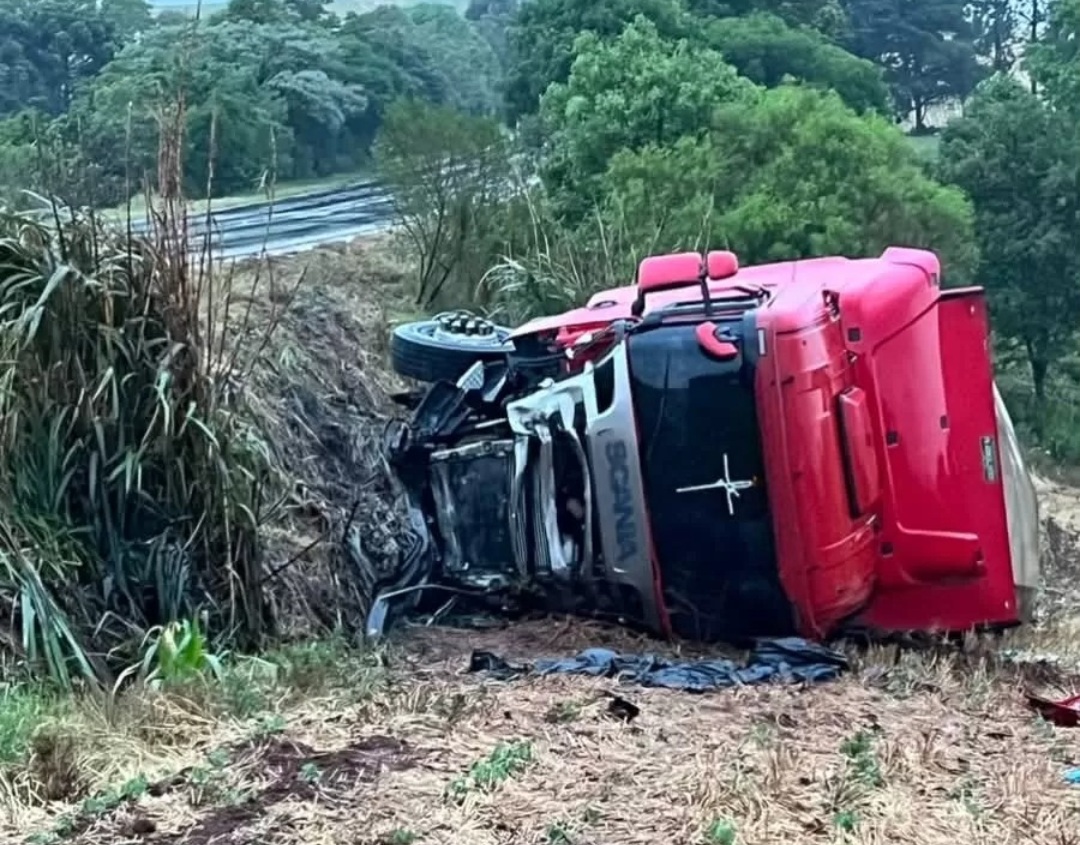 Acidente com duas mortes envolve carreta do Oeste
