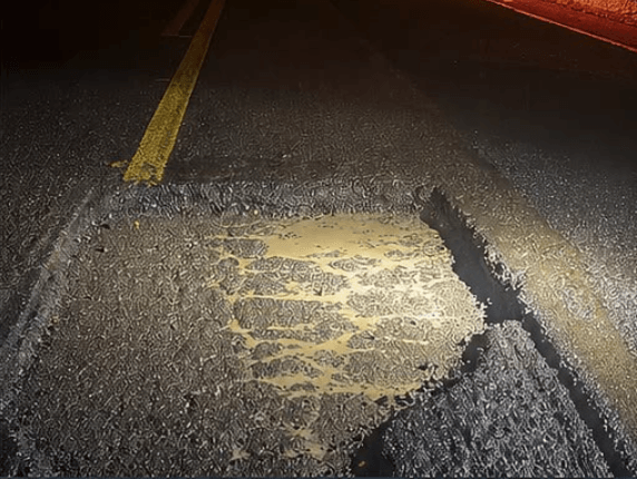 Buraco de quase 2 metros comprimento exige atenção no Oeste
