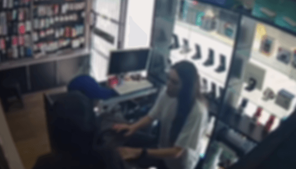 Suspeitos simularam estar armados em roubo de celulares