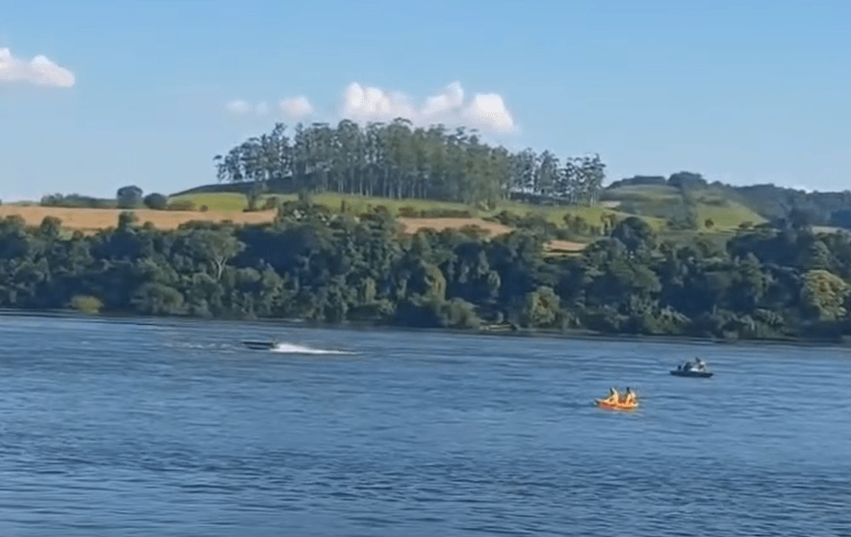 Barco "fantasma" chama atenção na região