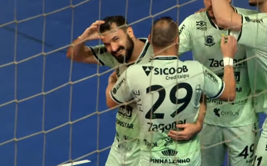 Hat-trick de Renan Mantelli comanda vitória da Pinhalense