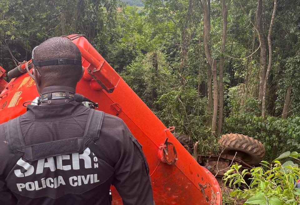 Idoso morre em capotamento de trator