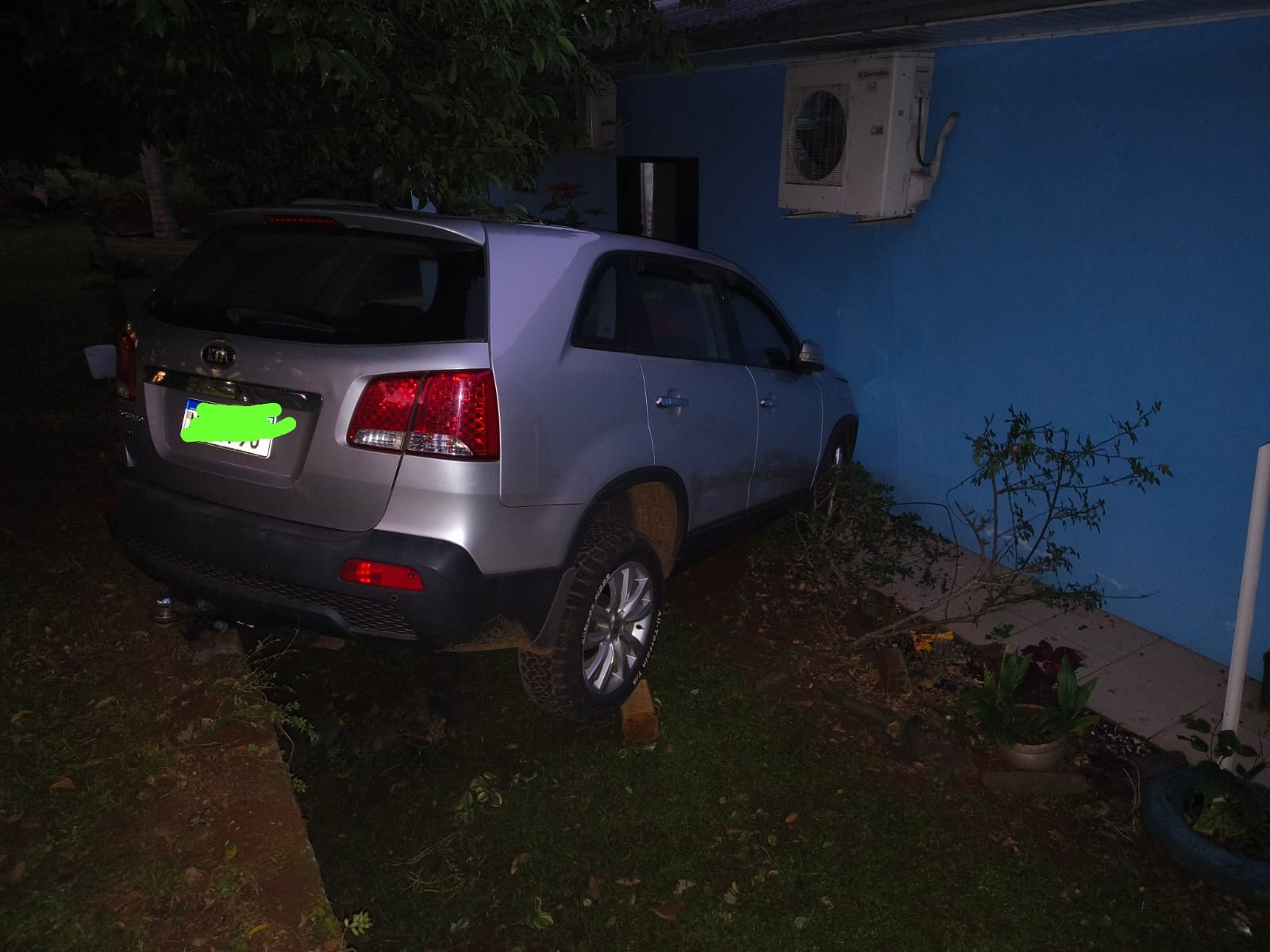 Dois carros colidem e um deles atinge muro de residência na SC-283
