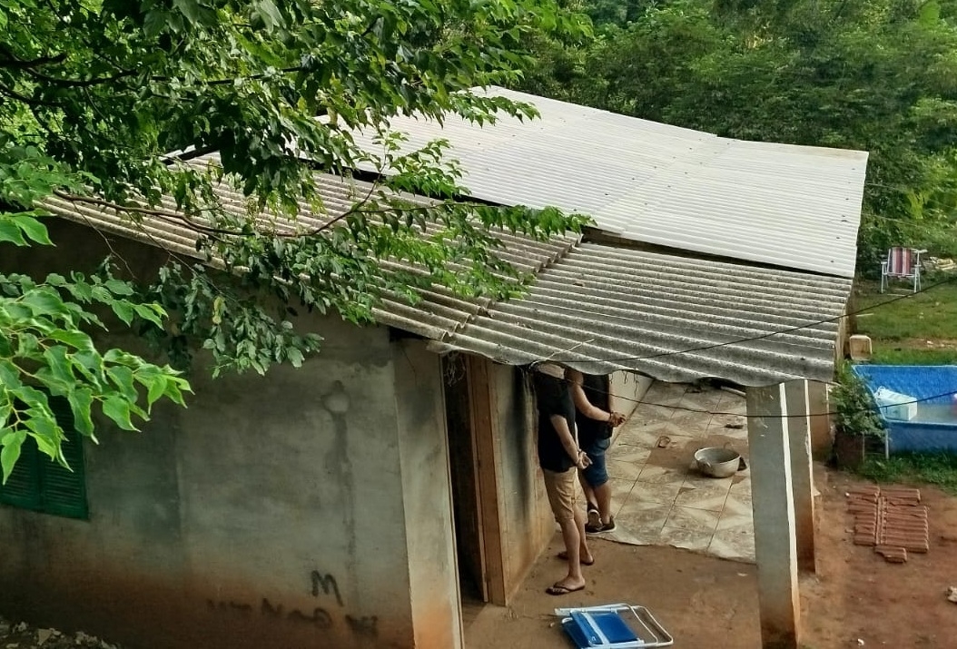 De madrugada, dupla quebra vitrine e leva 30 celulares em Itapiranga