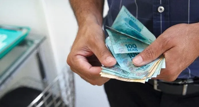 Quase metade dos brasileiros busca renda extra para fechar as contas, aponta Datafolha