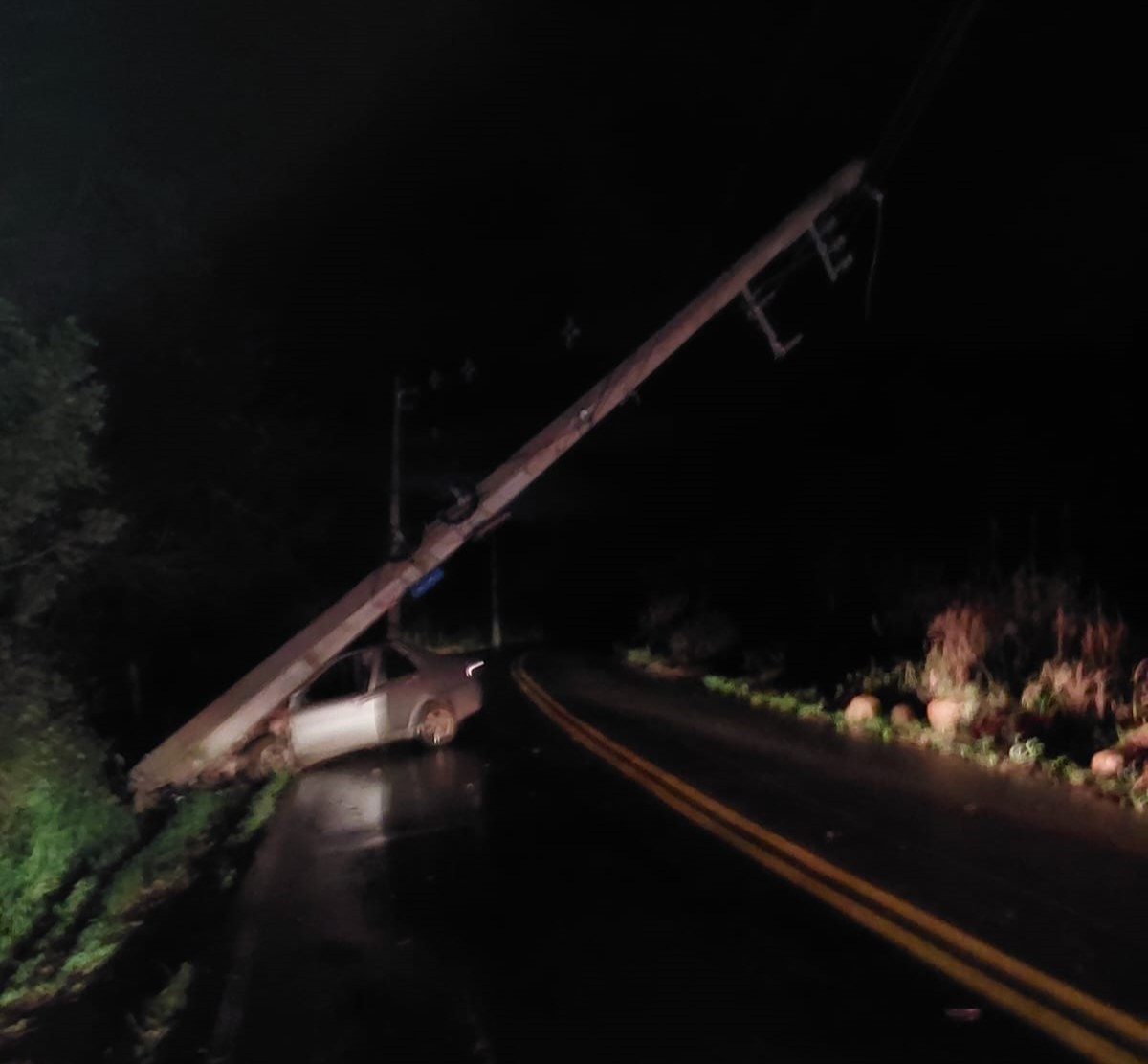 Colisão deixa poste inclinado sobre rodovia