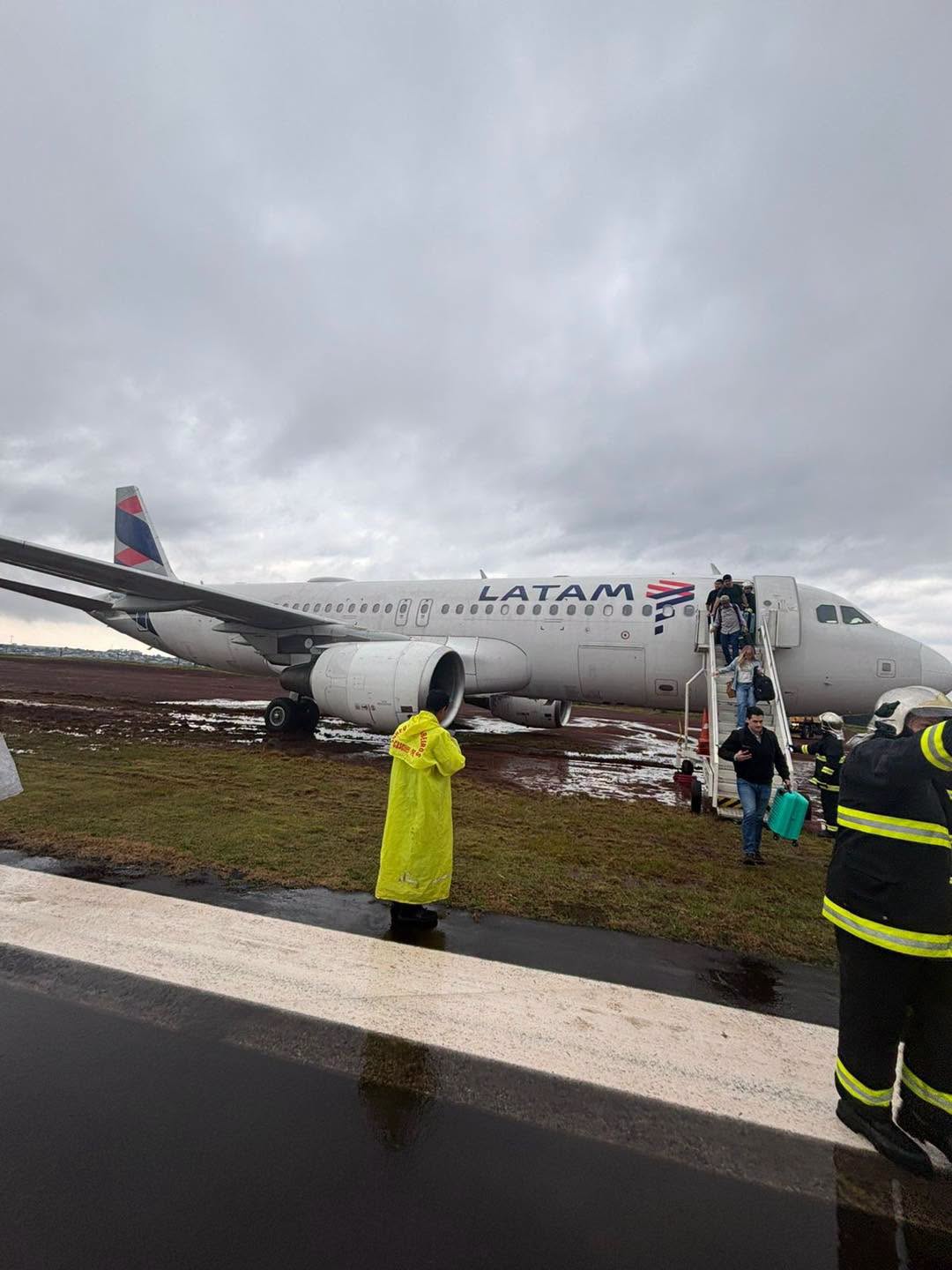 Avião da LATAM sai da pista durante pouso em Cascavel
