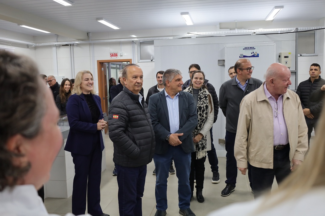 Núcleo do leite em Pinhalzinho ganha destaque com visita do governador e avanço em pesquisas