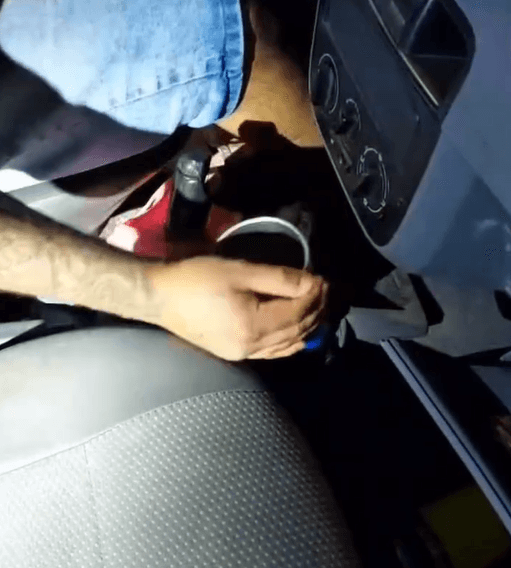 Alcoolizado tenta trocar marcha com copo de bebida