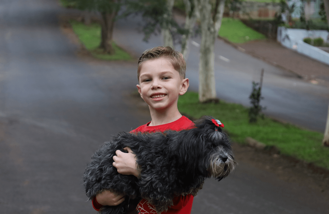 Menino vive amizade inseparável ao lado de cachorrinha adotada