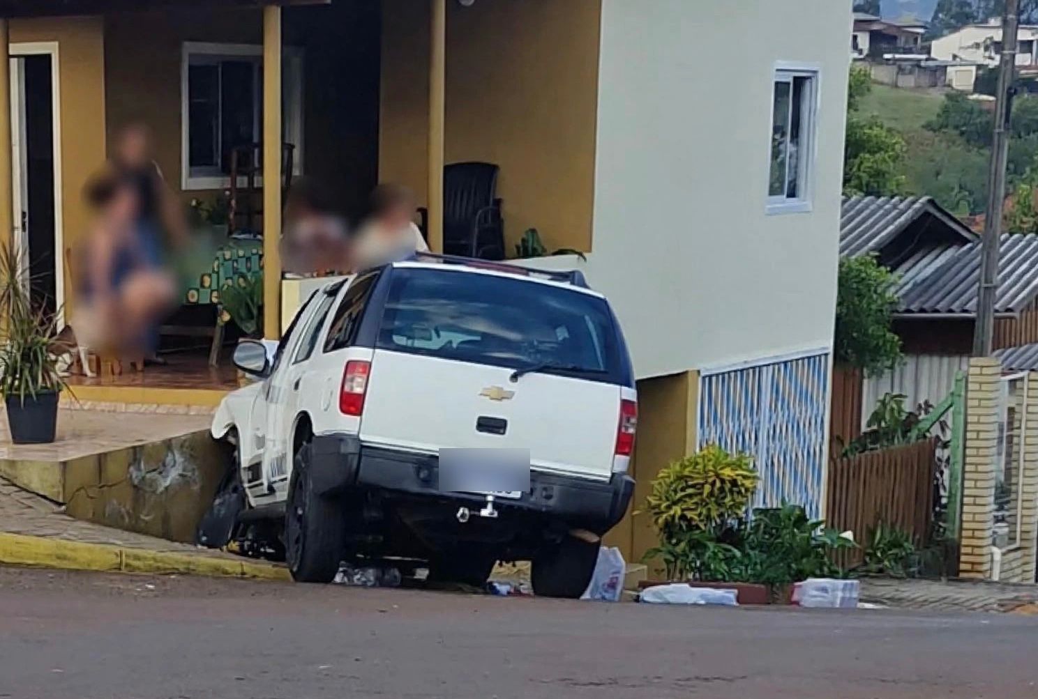 Caminhonete colide em muro depois de batida em Serra Alta
