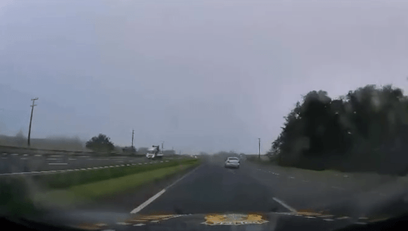 Motorista capota veículo ao tentar fugir da PRF