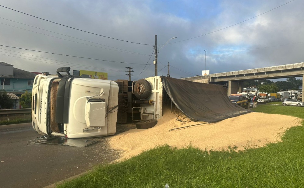 Carreta tombada provoca filas quilométricas em Chapecó