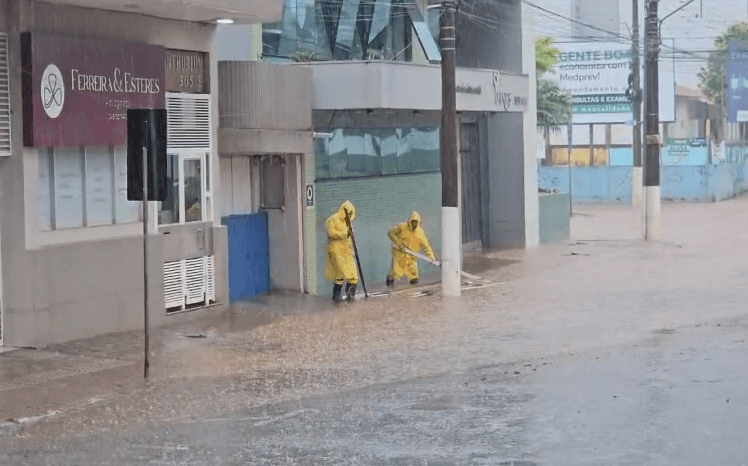 Tempestade de quase 40 milímetros em uma hora provoca alagamentos em Chapecó