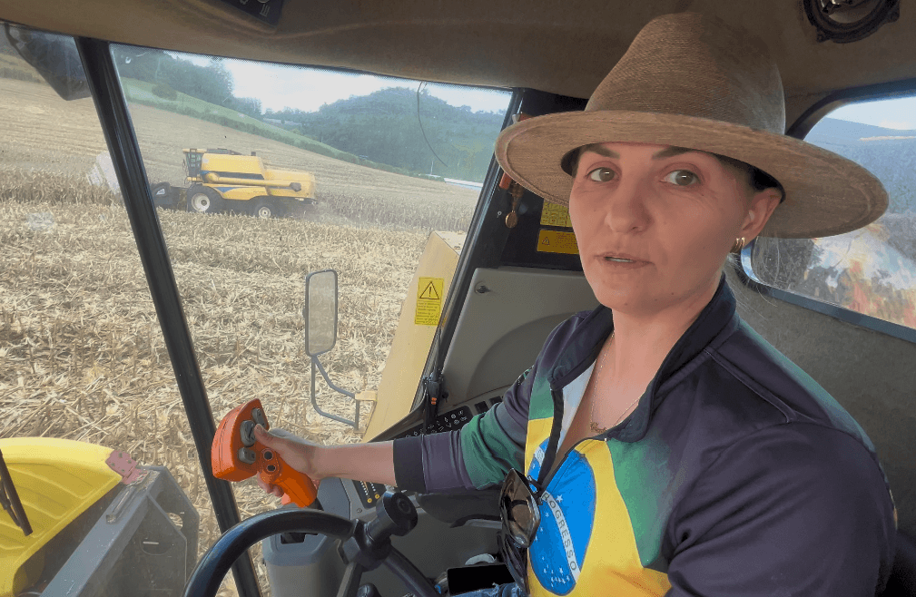 Mulher aprende a conduzir ceifa e ajuda família na colheita
