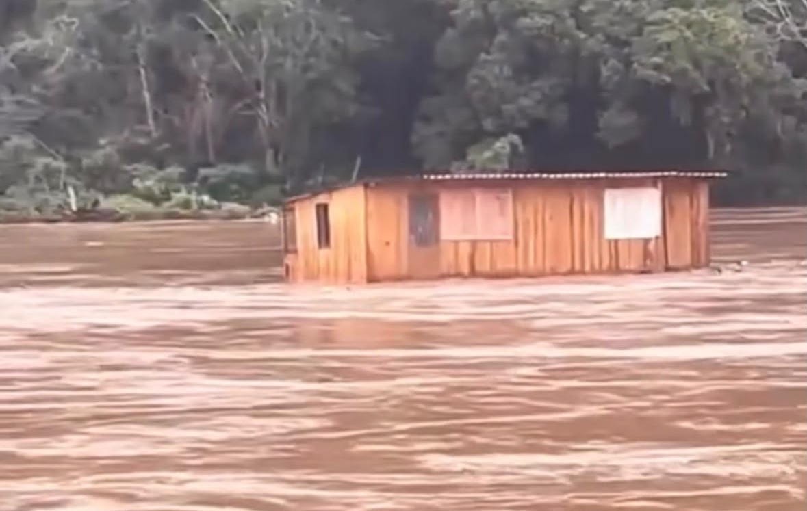 Vídeo: residência é arrastada pela correnteza no Rio Grande do Sul