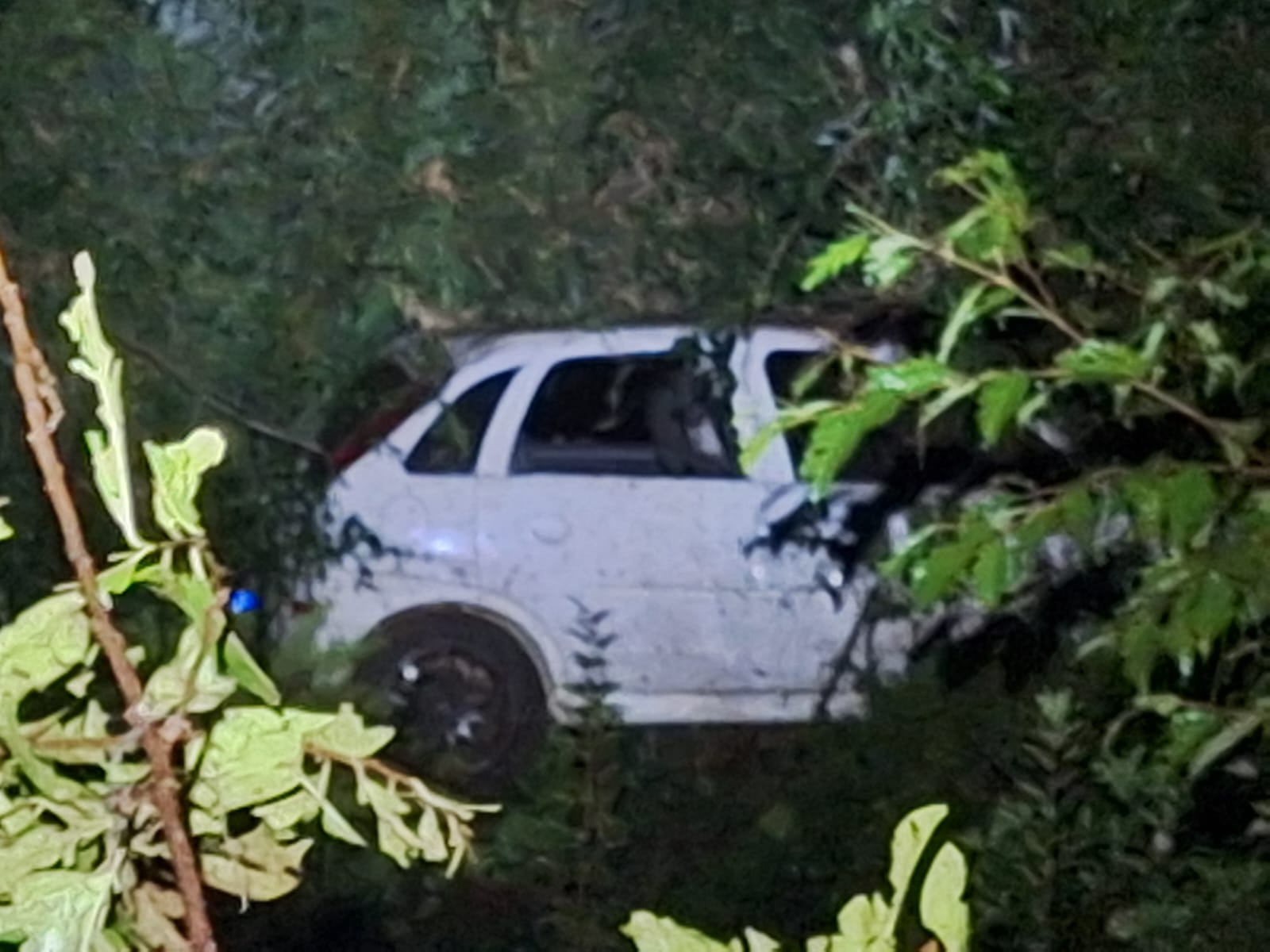 Saída de pista seguida de capotamento deixa duas pessoas feridas na SC-161