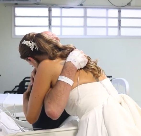 Noiva deixa festa de casamento para abraçar pai internado