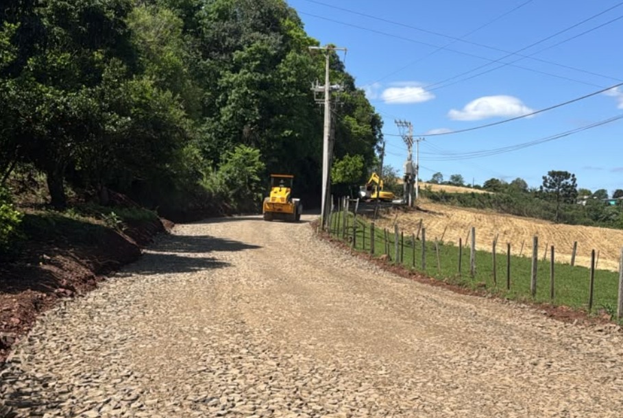Asfaltamento rural avança na Linha Bonita em Águas Frias com preparação da base da estrada