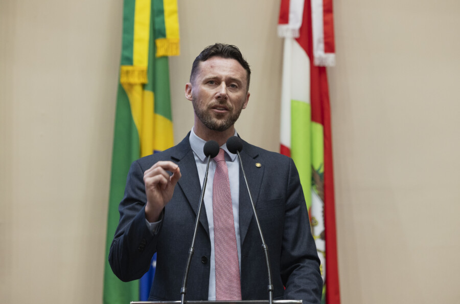 “Mais empatia, mais respeito”: deputado critica boicote a comerciantes por posição política