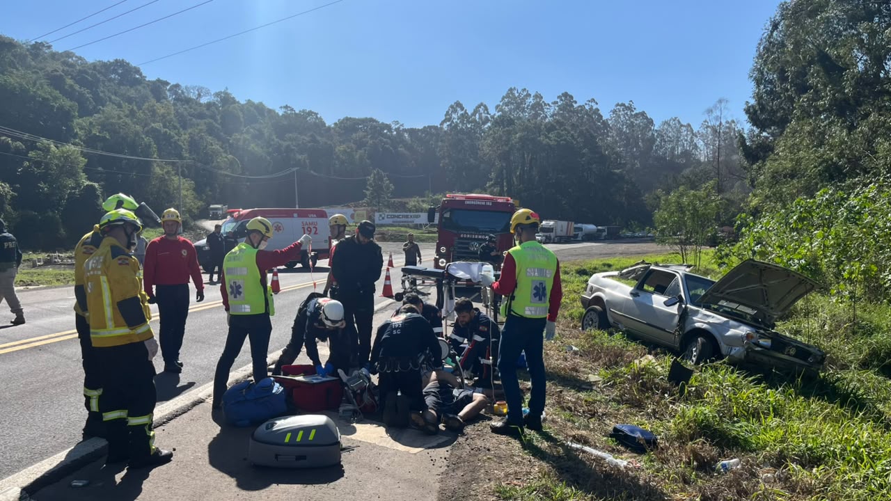 Saída de pista na BR-282 deixa um morto e um ferido grave em Chapecó