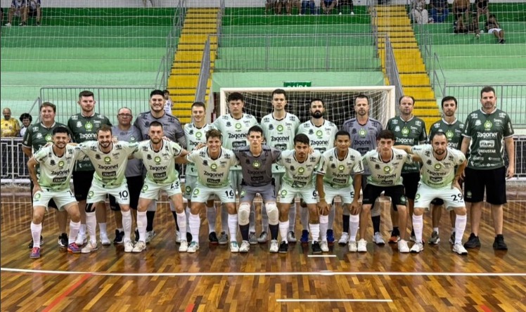 Vitória fora de casa garante primeiros pontos da Pinhalense na estreia da Série Prata