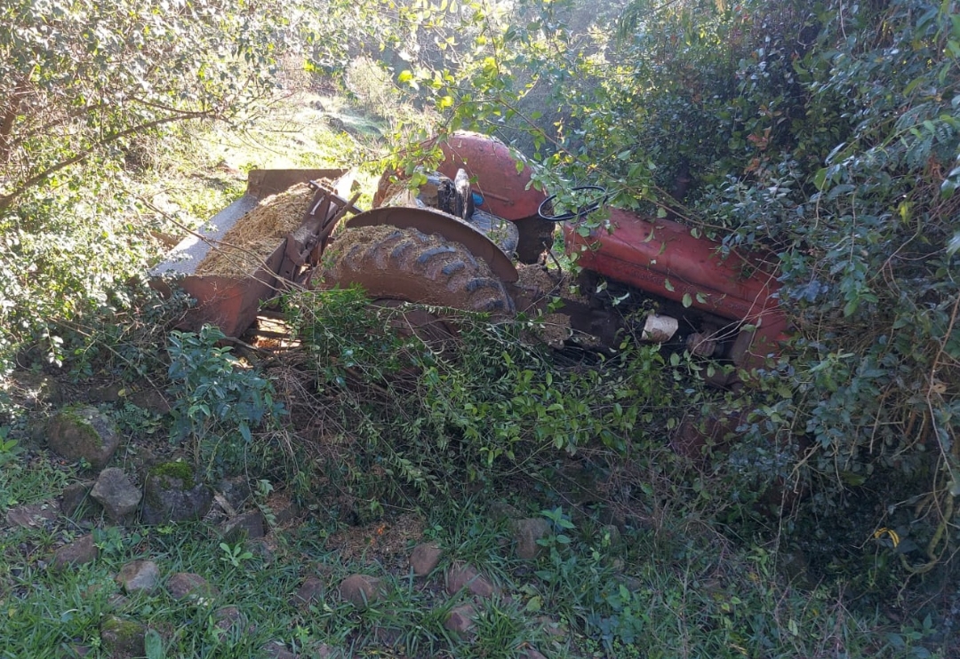 Homem cai de trator e é atropelado em União do Oeste