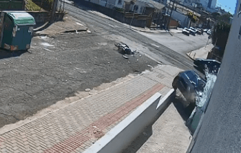 Automóvel invade loja depois batida em Chapecó